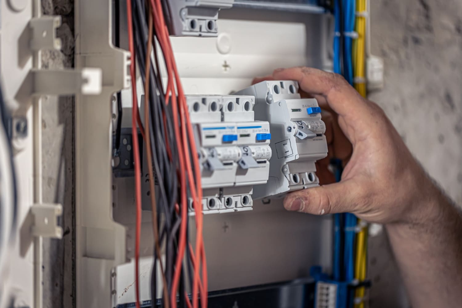 Sistema de distribuição elétrica de iluminação, tomadas e alimentadores